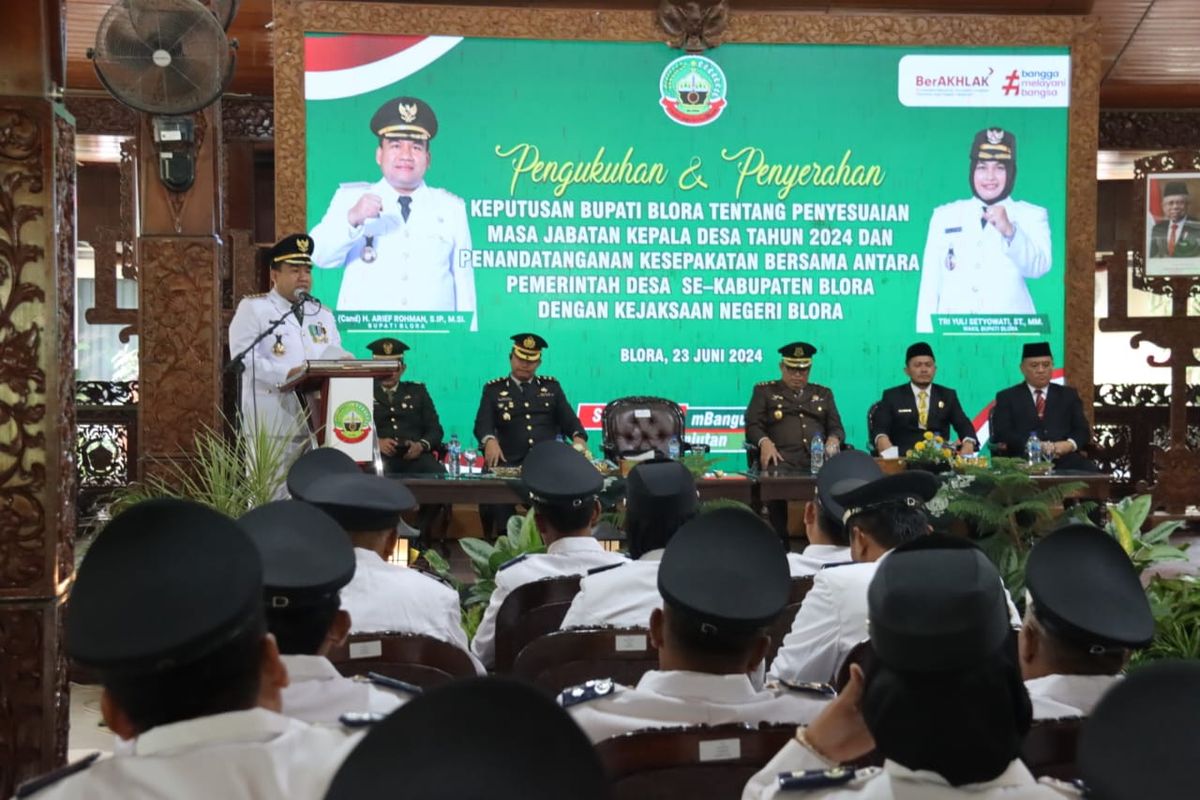 Bupati Blora H Arief Rohman menyerahkan Surat Keputusan (SK) perpanjangan masa jabatan dua tahun kepada 264 Kepala Desa (Kades) di Kabupaten Blora, Minggu (23/6/2024)