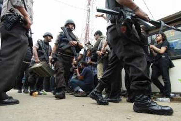 Gegana dan Densus 88 mengepung teroris di sebuah rumah di Kampung Batu Rengat, Desa Cigondewah Hilir Kecamatan Margaasih, Kabupaten Bandung, Jabar, Rabu (8/5/2013).
