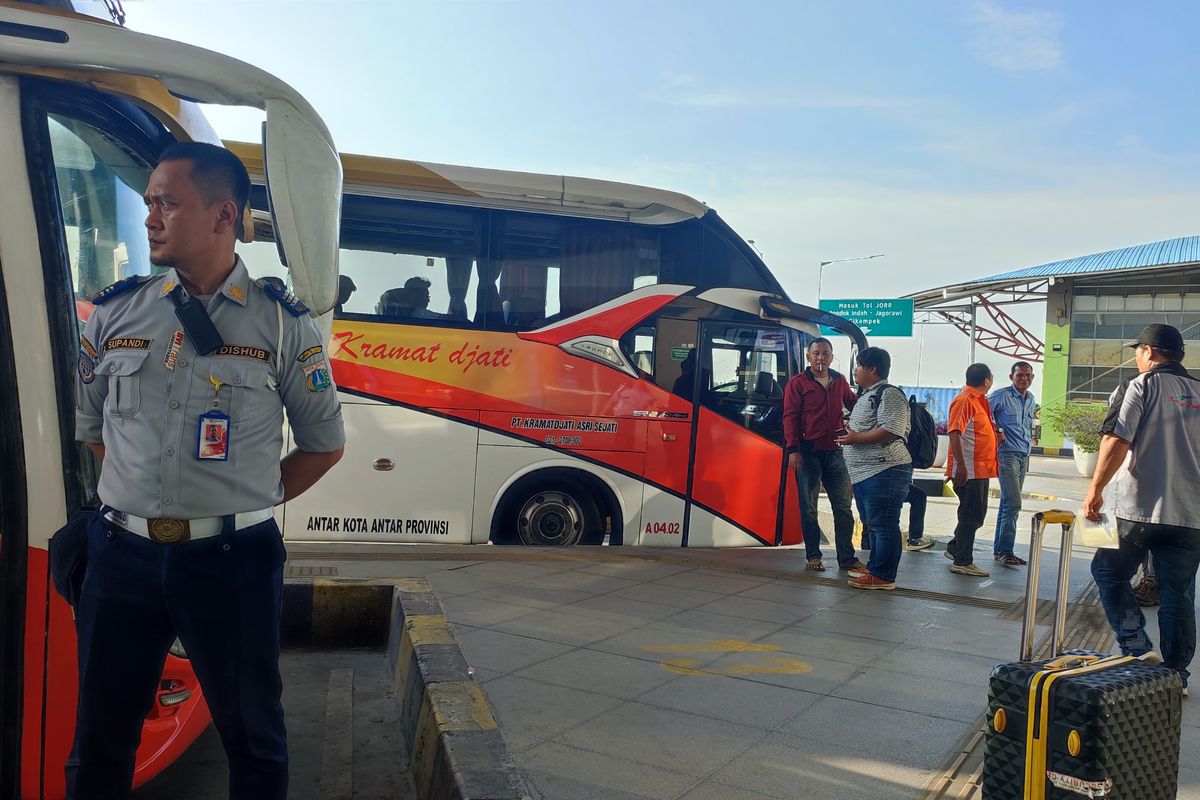 Terminal Pulogebang Kedatangan Para Pemudik yang Baru Dapat Cuti Akhir Tahun