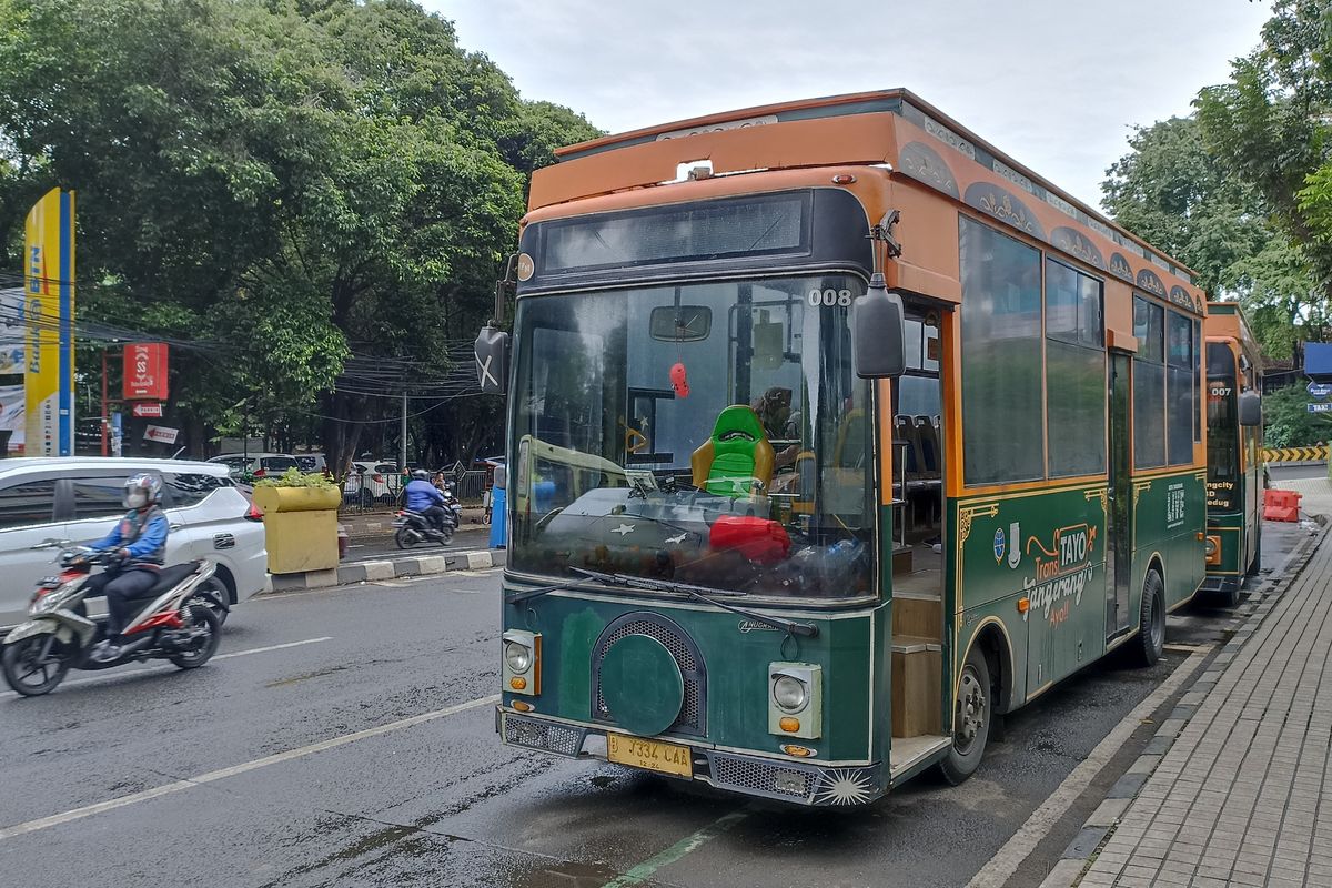 Bus Tayo Tangerang yang berhenti di depan Halte Tangcity Mall, Kota Tangerang, Selasa (3/1/2023).