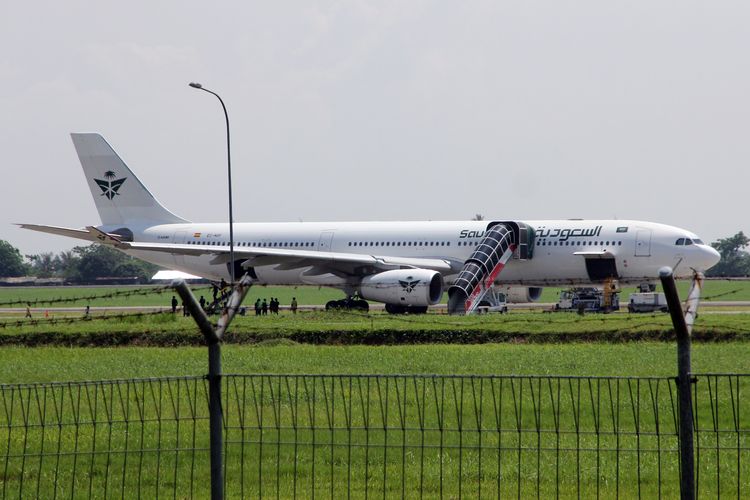 Petugas melakukan pemeriksaan pesawat Saudia Airlines nomor penerbangan SV-5688 di landasan usai mendarat darurat di Bandara Internasional Kualanamu, Kabupaten Deli Serdang, Sumatera Utara, Sabtu (21/6/2025). Pesawat Saudia yang berangkat dari Jeddah tujuan Surabaya dengan membawa sebanyak 376 jamaah haji mendarat darurat di Bandara Internasional Kualanmu akibat adanya dugaan teror bom. ANTARA FOTO/Yudi Manar/tom.