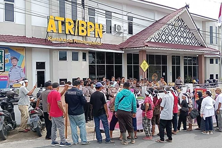 Foto: Puluhan warga dari Kelurahan Gurilla, Kecamatan Siantar Sitalasari, Kota Pematangsiantar, Provinsi Sumut berunjuk rasa di depan kantor BPN Pematangsiantar, Jumat (21/6/2024).