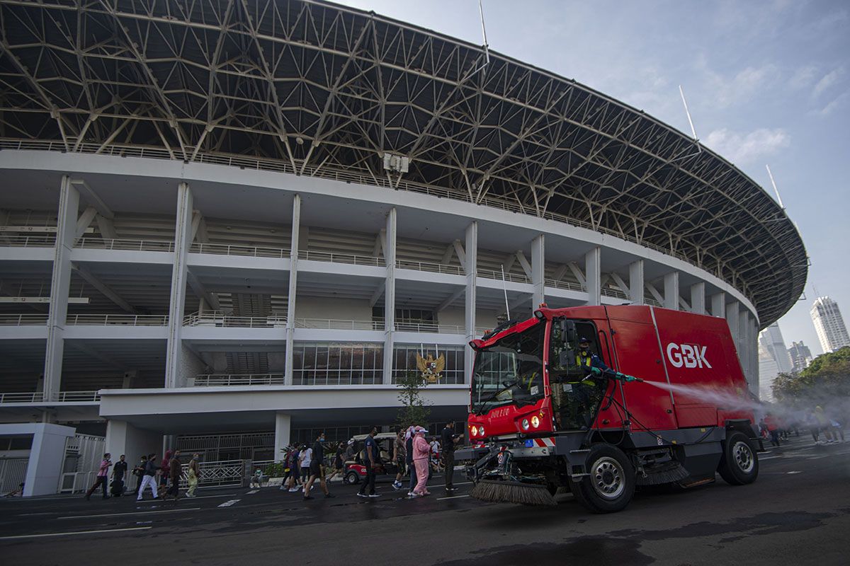 Petugas menyemprotkan cairan disinfektan di kawasan ring road Stadion Utama Gelora Bung Karno (SUGBK) di Senayan, Jakarta, Minggu (21/6/2020). Selain membatasi akses menjadi dua pintu masuk dan satu pintu keluar, pengelola SUGBK juga melakukan pembatasan dengan membagi ke dalam sejumlah sesi di akhir pekan dengan durasi setiap sesi selama satu jam dan jumlah maksimal 1.000 pengunjung di dalam area ring road untuk meminimalisir potensi penyebaran COVID-19.