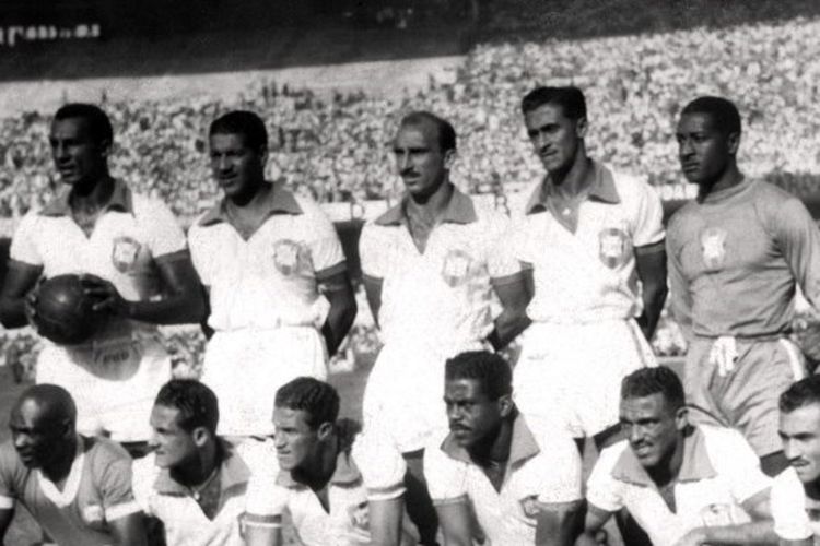 Para pemain tim nasional Brasil berfoto bersama sebelum melawan Meksiko pada putaran pertama Piala Dunia 1950 di Rio de Janeiro, Brasil, 24 Juni 1950. Brasil ketika itu tampil gemilang sepanjang putaran final. Namun, mereka gagal menjadi juara Piala Dunia 1950 setelah takluk 1-2 pada laga penentuan juara kontra Uruguay, 16 Juli 1950. Brasil mengenakan jersey putih dengan warna biru di bagian kerah saat memburu gelar juara pertama pada Piala Dunia 1950.
