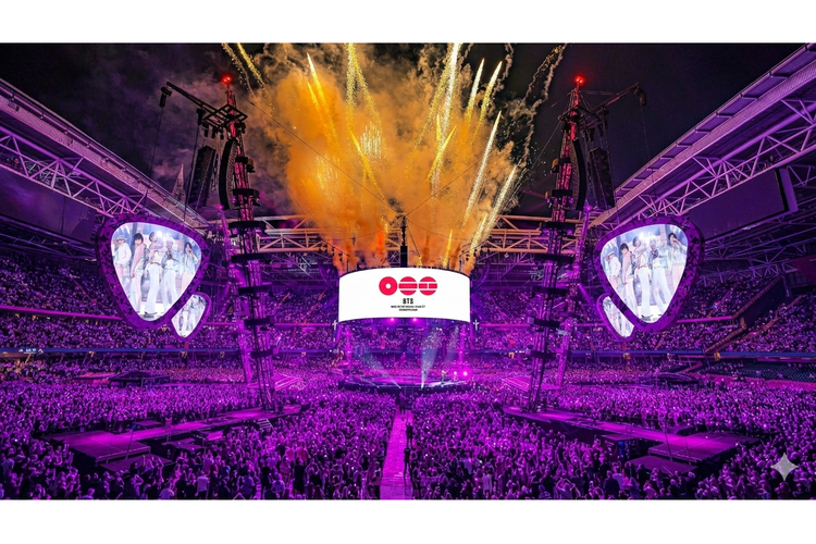 Ilustrasi suasana venue konser BTS world tour 2026 dengan panggung 360 derajat dan purple ocean.