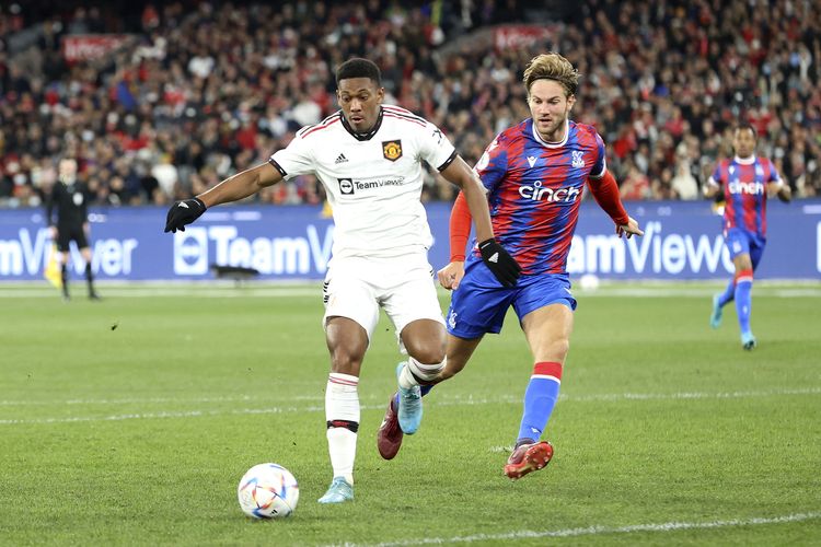 Penyerang Manchester United Anthony Martial (kiri) menggiring bola pada laga pramusim antara tim Liga Inggris Man United vs Crystal Palace di Melbourne Cricket Ground (MCG) pada 19 Juli 2022 di Melbourne.