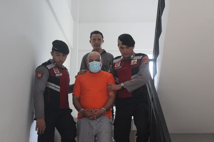 KMS (43), tersangka kasus pencurian saat dihadirkan dalam konferensi pers di Polres Kawasan Bandara I Gusti Ngurah Rai, Badung, Bali, pada Kamis (7/3/2024). /Dok. Humas Polres Bandara Ngurah Rai