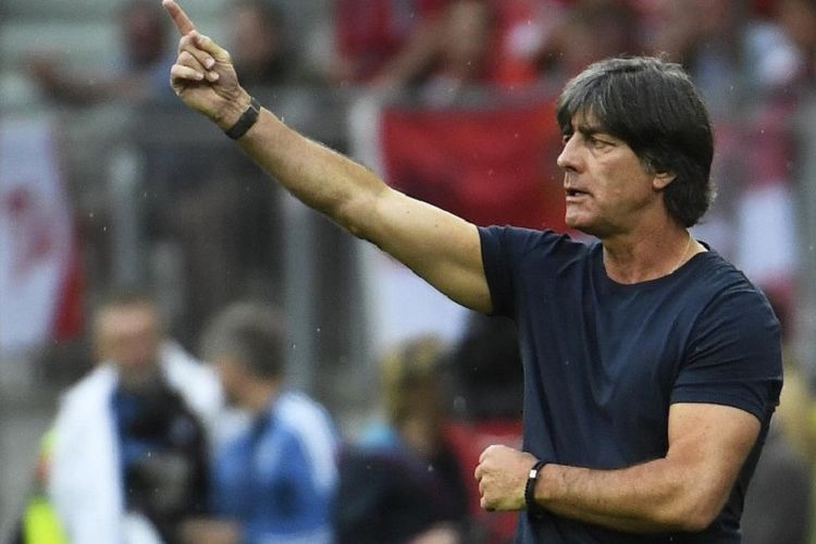 Pelatih timnas Jerman, Joachim Loew, memberi instruksi kepada anak-anak asuhnya pada laga uji coba versus Austria di Klagenfurt, 2 Juni 2018.