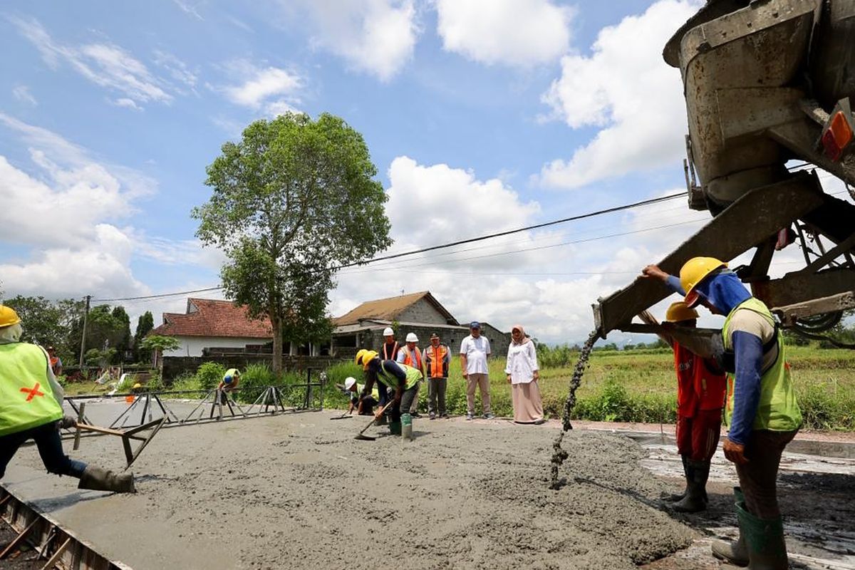 Pembangunan jalan di lingkar barat Genteng Banyuwangi 