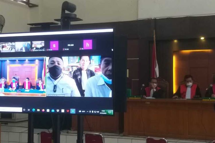Sidang dengan agenda pleidoi terhadap dua terdakwa korupsi pembangunan Masjdi Sriwijaya yakni Mukti Sulaiman selaku mantan Sekda Sumatera Selatan dan Ahmad Nasuhi mantan Kepala Biro Kesra Sumsel, yang berlangsung di Pengadilan Negeri Tipikor Palembang, Jumat (17/12/2021).