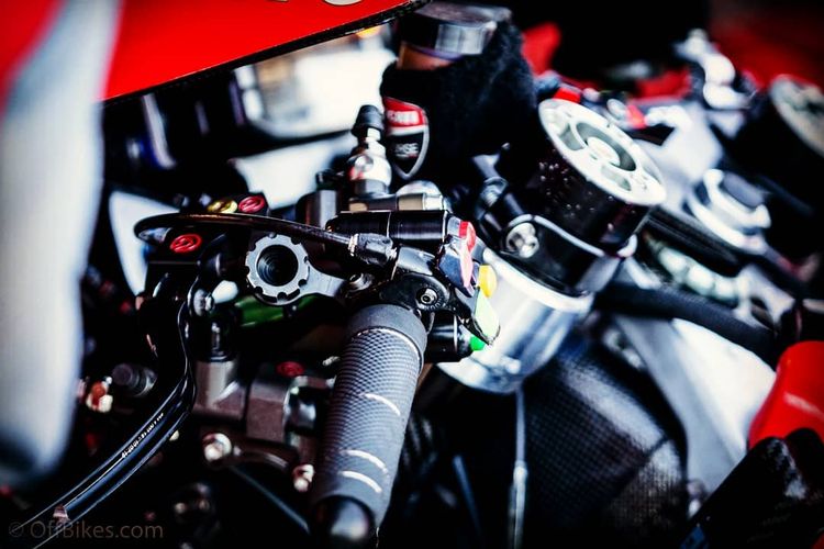 Dua tombol tambahan pada Ducati Desmosedici GP20