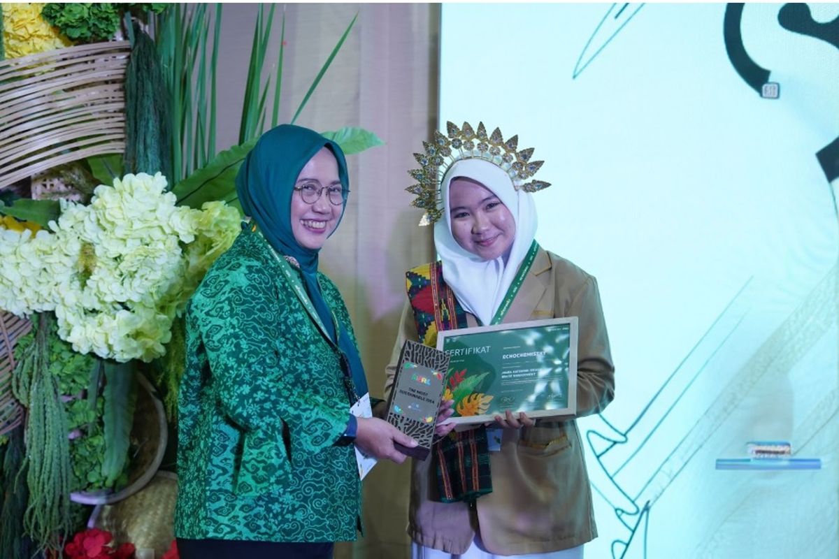 Perwakilan tim MAN 1 Kendari menerima Penghargaan ASRI Awards Kompas Gramedia.