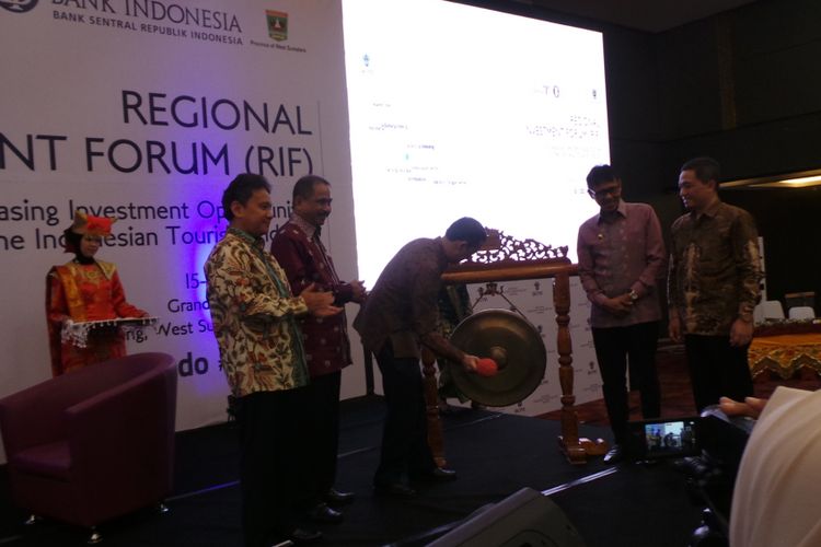 Regional Investment Forum 2017 yang diselenggarakan di Hotel Grand Inna Padang, Senin (16/10/2017). Konferensi RIF ini dihadiri oleh Deputi Gubernur Senior Bank Indonesia Mirza Adityaswara, Menteri Pariwisata Arief Yahya, Gubernur Sumatera Barat Irwan Prayitno, Kepala Badan Koordinasi Penanaman Modal (BKPM) Thomas Lembong, dan Staf Ahli bidang Investasi dan Pengembangan Infrstruktur Kementerian ESDM Prahoro Yulijanto Nurtjahyo. 