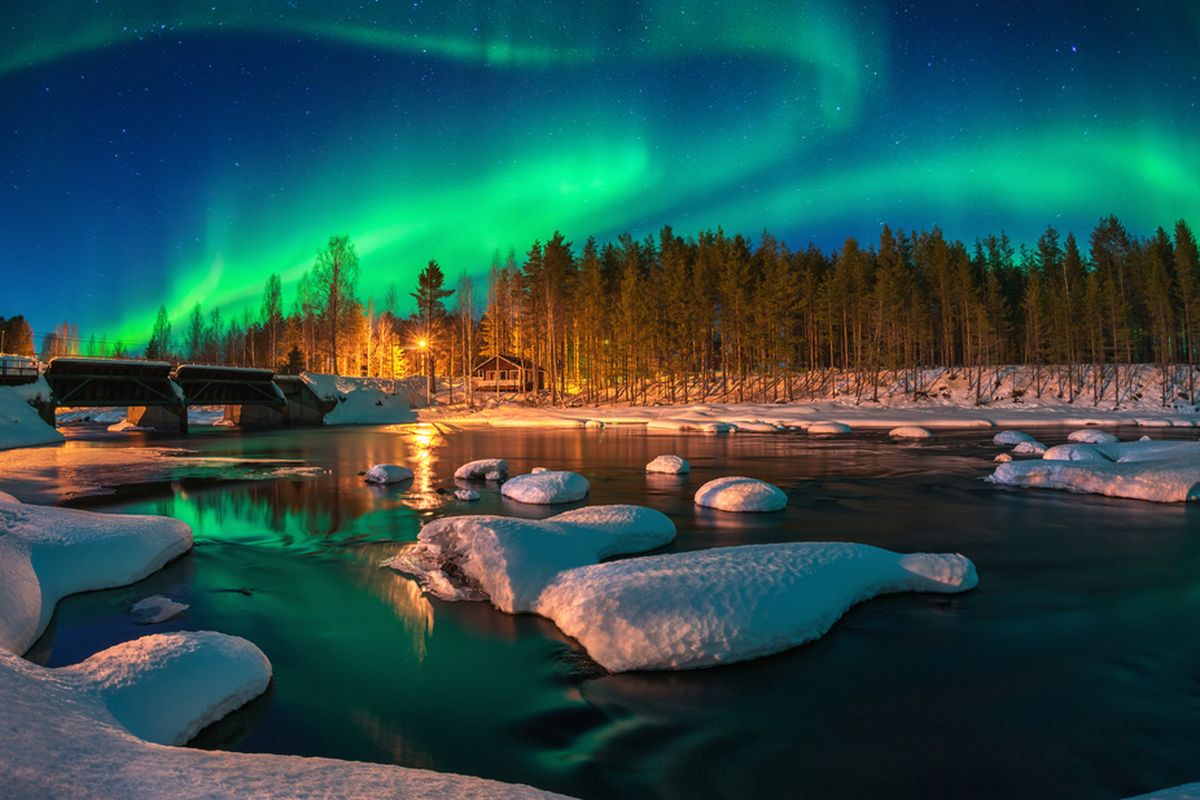 Ilustrasi panorama aurora borealis atau northern lights di Kutub Utara Bumi. Fenomena langit berupa cahaya warna-warni tampak menari-nari. Fenomena aurora terbentuk dari akibat yang ditimbulkan badai Matahari.