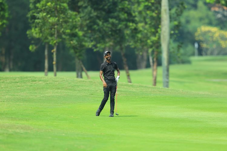 Pegolf asal India, Rashid Khan, saat beraksi dalam perhelatan Indonesia Open 2022 di Pondok Indah Golf Course, Jakarta, Sabtu (6/8/2022) 