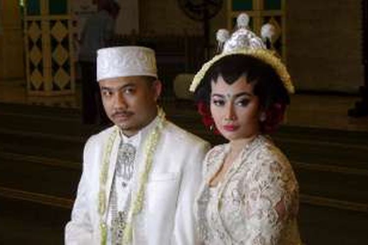 Artis peran Ratu Felisha resmi menjadi istri pengacara Ari Pujianto setelah menggelar prosesi akad nikah, di Masjid Raya Pondok Indah, Jakarta Selatan, Sabtu (30/4/2016).