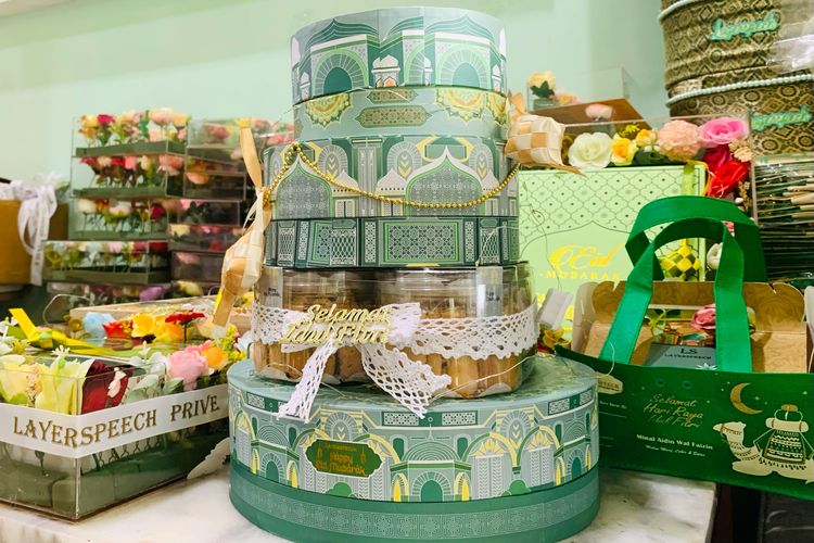 Hampers Layerspeech Surabaya menjadi alternatif yang berisikan kombinasi kue kering dan kue basah khususnya lapis legit pada Lebaran 2025.