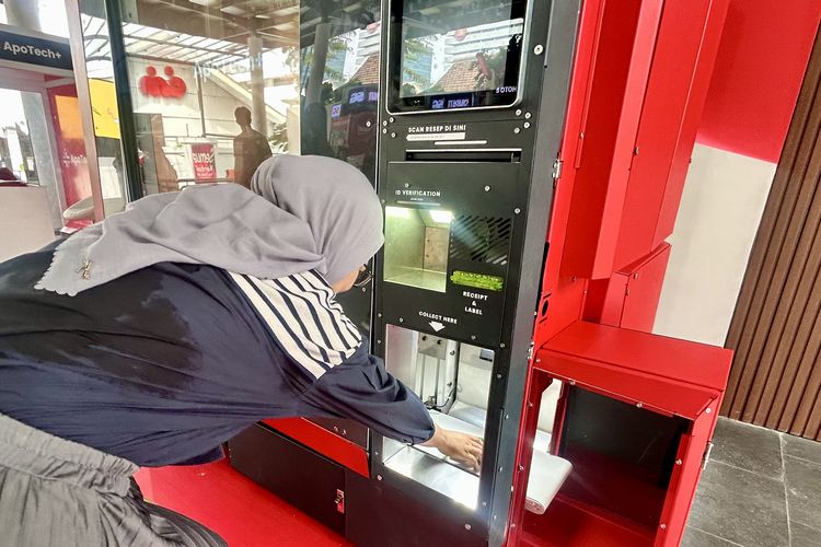 Pengalaman mencoba vending machine obat-obatan dari Apotech+ di M Bloc Space, Jakarta Selatan, Sabtu (7/2/2026).