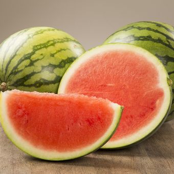 Ilustrasi semangka, buah yang mengandung banyak air