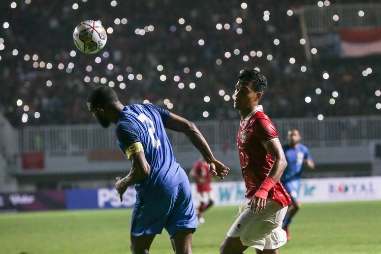 Pemain timnas Indonesia Muhammad Rafli berebut bola dengan pemain Curacao Rhu-Endly Martina pada laga kedua FIFA Matchday di Stadion Pakansari, Kabupaten Bogor, Selasa (27/9/2022). Timnas Indonesia menang dengan skor 2-1.