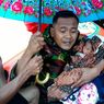 Foto Viral 2 Prajurit TNI Selamatkan Bayi Saat Banjir 4 Meter di Aceh