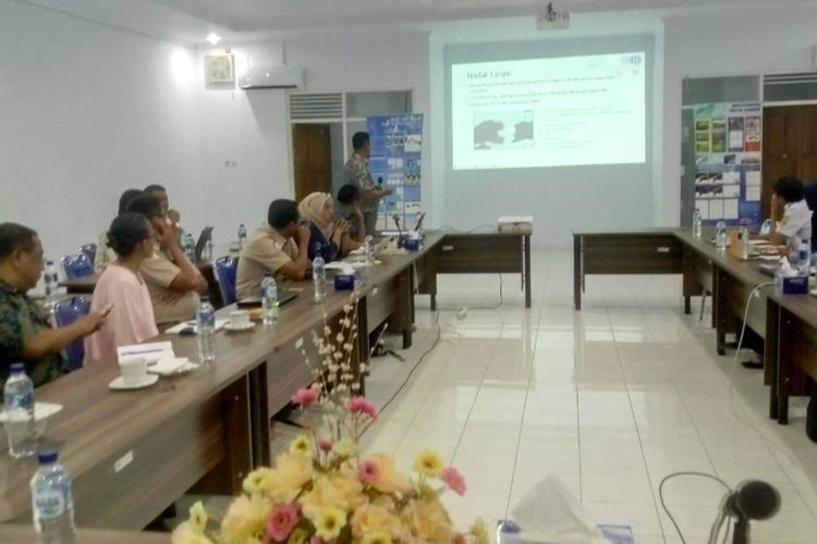 Rapat membahas hasil penelitian fenomena ribuan ikan mati terdampar di Pulau Ambon antara LIPI dan sejumlah instansi terkait berlangsung di aula Kantor LIPI Ambon, Kamis (19/9/2019). 