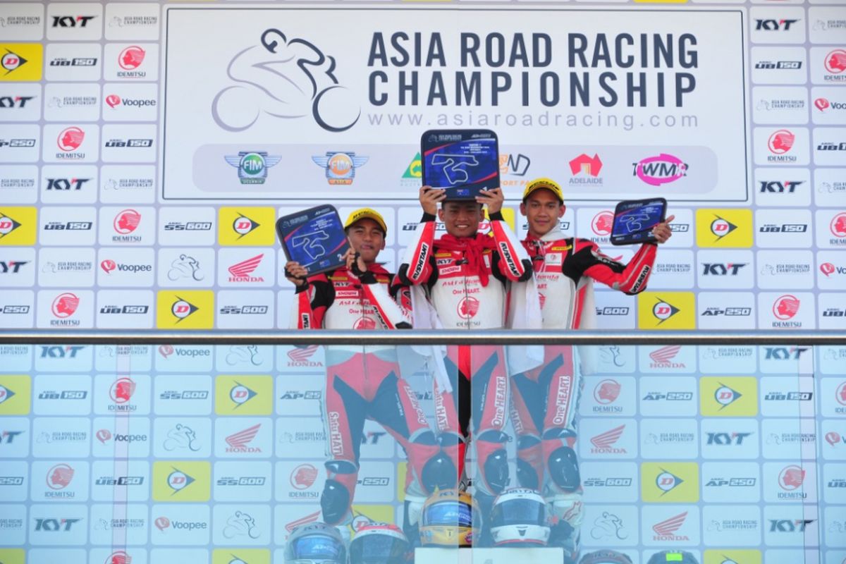 Pebalap AHRT Mario, Rheza dan Awhin (dari kiri ke kanan) berhasil sapu bersih podium kelas AP250 pada balap kedua ARRC 2018 di sirkuit The Bend Motorsport Park, Adelaide, Australia (22/4/2018).