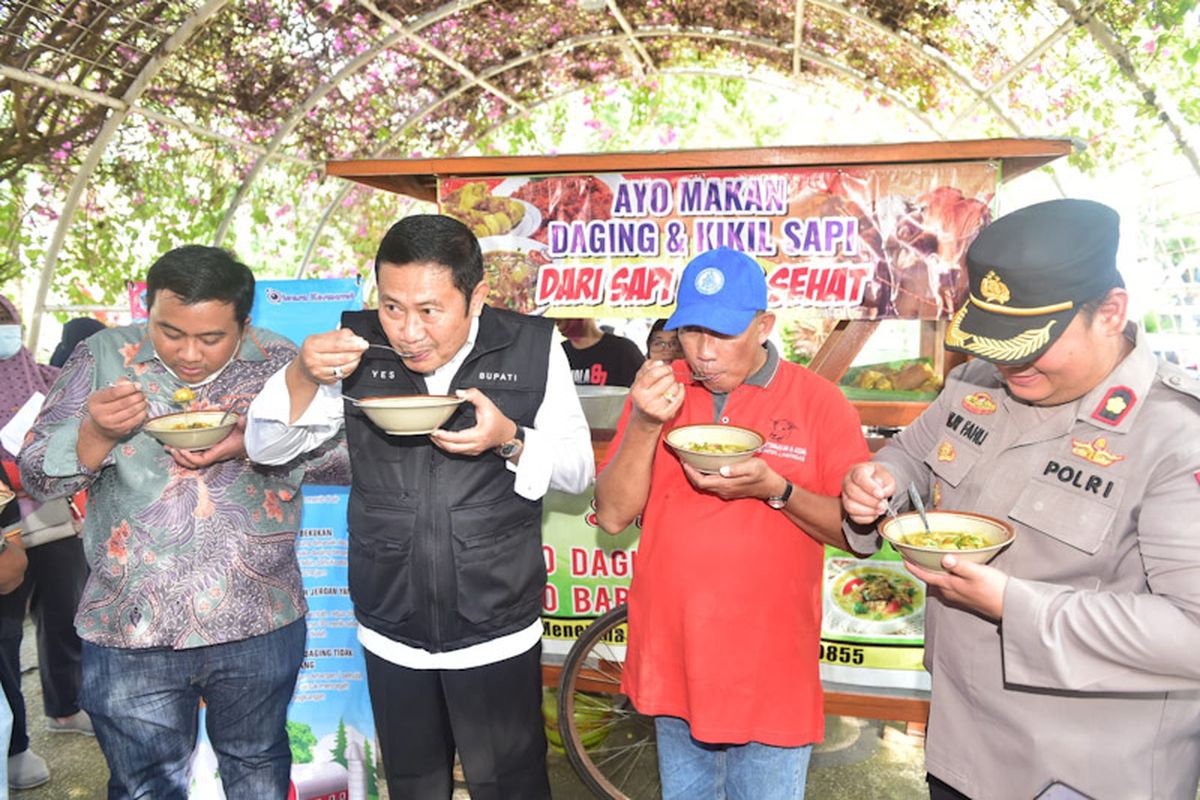 Bupati Lamongan Yuhronur Efendi (dua dari kiri), saat menikmati soto kikil guna menepis keraguan masyarakat terkait konsumsi daging sapi di tengah merebaknya PMK, Minggu (22/5/2022).