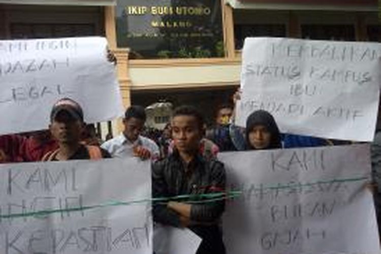Demo Mahasiswa IKIP Budi Utomo Malang, di kampus setempat, Senin (8/6/2015), karena kampusnya terancam dinonaktifkan oleh Kopertis VII Jatim.