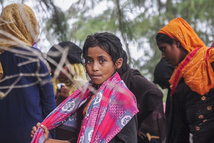 Sejumlah imigran etnis Rohingya berada di kawasan Pantai Kuala Simpang Ulim, Simpang Ulim, Aceh Timur, Aceh, Jumat (4/6/2021).  Sebanyak 81 imigran etnis Rohingnya dilaporkan terdampar di kawasan pantai tersebut pada pukul 07.00 WIB.