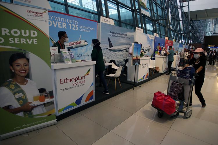 Pengunjung mencari informasi di Travel Fair yang bertema Travelin Fest di Terminal 3 Bandara Soekarno Hatta, Tangerang, Banten, Sabtu (13/8/2022). Travel Fair yang menghadirkan sejumlah maskapai dalam dan luar negeri serta biro perjalanan ini diadakan dalam rangka memperingati hari jadi PT Angkasa Pura II yang ke- 38 yang berlangsung dari tanggal 13 hingga 17 Agustus 2022. ANTARA FOTO/Muhammad Iqbal/aww.