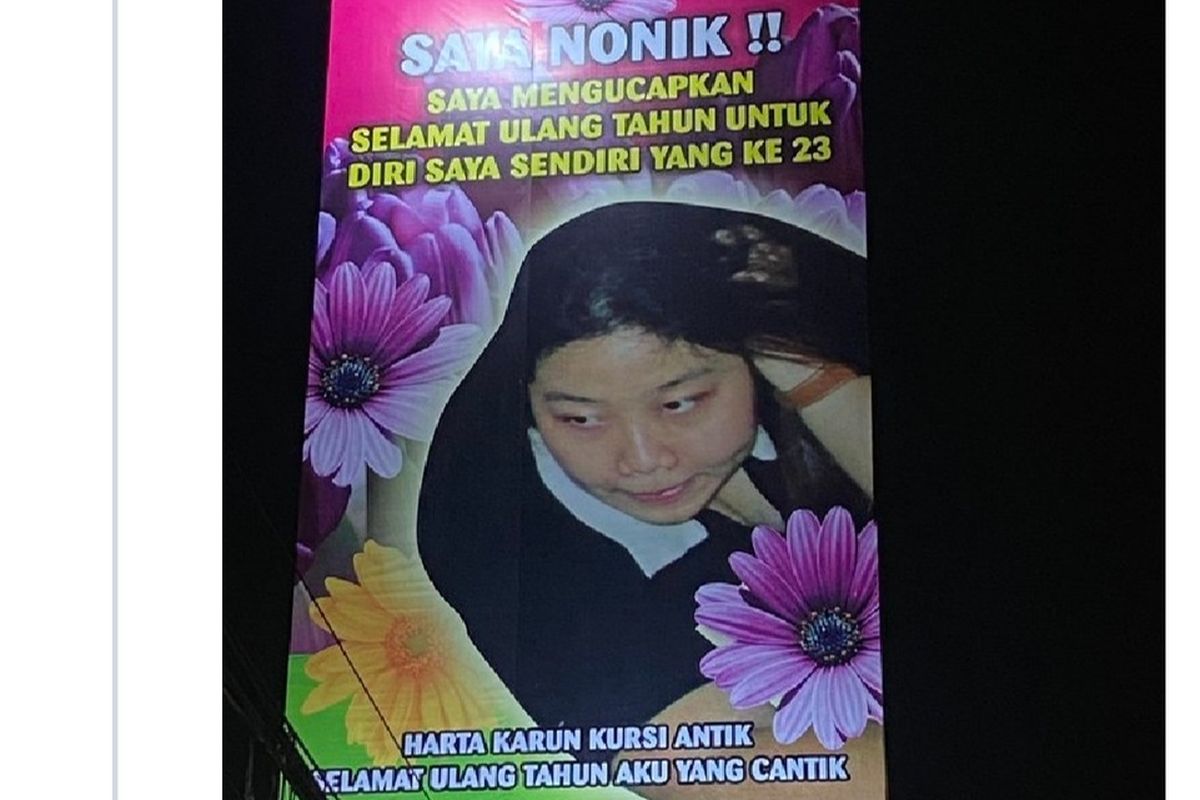 Tangkapan layar foto baliho ucapan selamat ulang tahun yang diunggah di akun twitter. Baliho ini terpasang di simpang empat Denggung, Tridadi, Kabupaten Sleman.