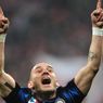 Tak Iri dengan Messi dan Ronaldo, Sneijder Ingin Tetap Minum Anggur