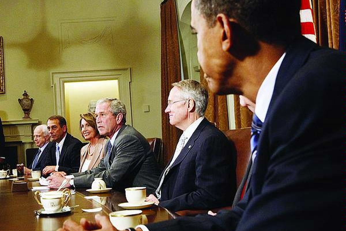 Presiden Amerika Serikat George W Bush (tengah) bertemu dengan calon presiden dari Demokrat, Barack Obama, dan calon dari Republik, John McCain, serta pemimpin Kongres berkaitan krisis keuangan di AS, akhir September lalu. Krisis menjadi catatan buruk lain yang ditinggalkan Bush. 