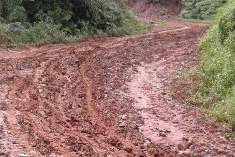 Kondisi jalan antardesa yang hancur di salah satu desa di Majene. Kondisi ini membuat warga kesulitan mendapatkan BBM untuk genset. Akibatnya, warga hidup tanpa penerangan listrik. 