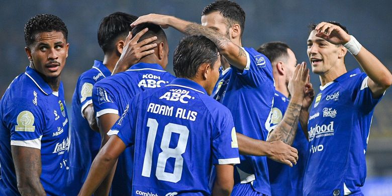 Pemain Persib Bandung merayakan gol yang dicetak Ulliam Barros ke gawang Persis Solo, Senin (27/10/2025) malam. Hasil Persib vs Persis berakhir 2-0.