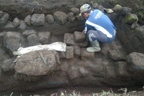 Warga Temukan Benda Diduga Situs Kerajaan Singasari di Lereng Bromo