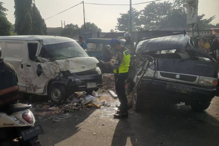 Sebuah kecelakaan lalu lintas yang melibatkan sejumlah kendaraan dilaporkan terjadi pada Minggu (9/4/2023) pagi di Depok, Jawa Barat.