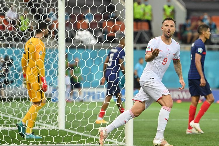 Penyerang Swiss Haris Seferovic saat merayakan golnya ke gawang Perancis pada laga 16 besar Euro 2020 di Stadion National Arena Bucharest, Selasa (29/6/2021).