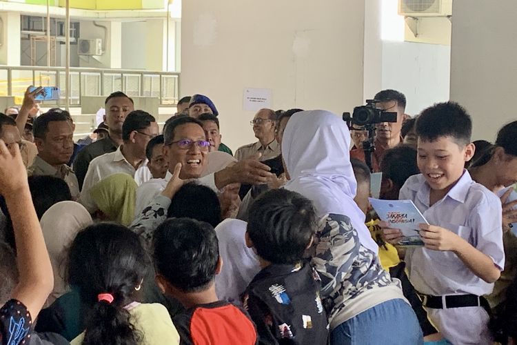 Antusiasme Anak-anak Korban Kebakaran Manggarai Berebut Buku dan Meja Belajar dari Heru Budi