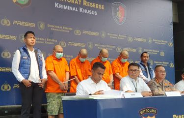 Polisi menggelar jumpa pers tentang empat orang yang ditetapkan sebagai tersangka kasus penipuan tiket konser&nbsp;Coldplay di Polda Metro Jaya, Senin (5/6/2023). 