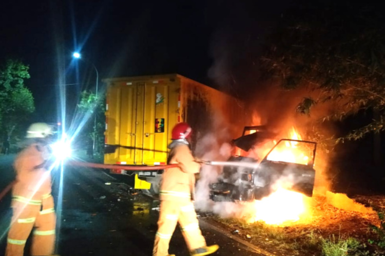 Kondisi mobil pikap yang terbakar usai bertabrakan dengan mobil truk box di jalan raya Bojonegoro - Nganjuk, Minggu (18/10/2020) dini hari
