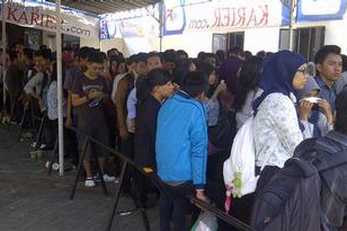 Ratusan pencari kerja mengantre di pintu masuk dan membanjiri acara Kompas Karier Fair (KKF) 2012 Admiral Convention Hall, Jl Ki Mangunsarkoro No.38 Semarang, Rabu (28/11/2012).   