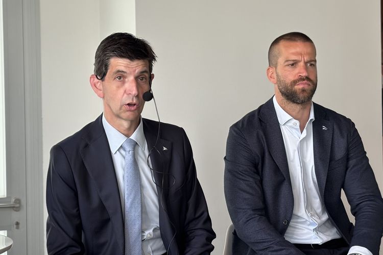 Presiden Alaves, Alfonso Fernandez de Troconiz, didampingi oleh duta klub, Victor Laguardia, kala berbicara kepada wartawan undangan LALIGA di Stadion Mendizorrotza, Sabtu (3/5/2025).