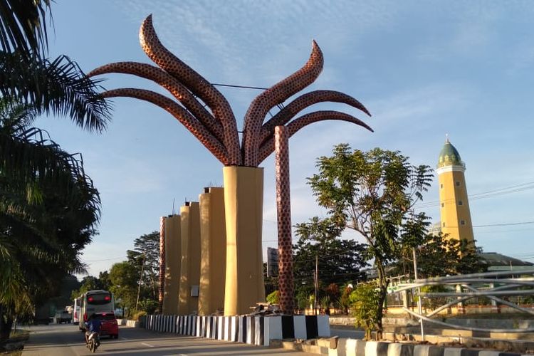 Simbol paruh burung enggang yang dikritik mirip ekor Kyubi bernama Kurama dalam film animasi Naruto di pintu masuk Samarinda, Jalan HM Rifadin, Kaltim, Rabu (10/6/2020). 