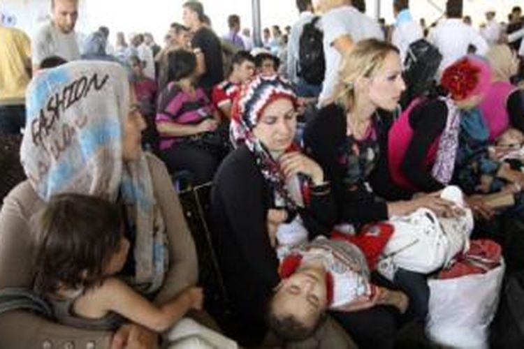 Pengungsi Suriah menanti penyebrangan ke perbatasan wilayah otonomi Kurdi di Irak Utara. 