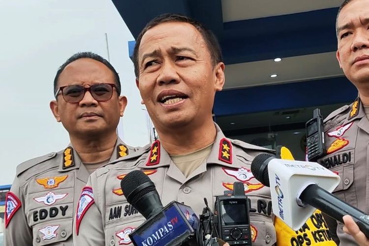 Kepala Korps Lalu Lintas (Kakorlantas) Polri Irjen Aan Suhanan di Command Center Km 29 Tol Jakarta-Cikampek, Jawa Barat, Jumat (5/4/2024).