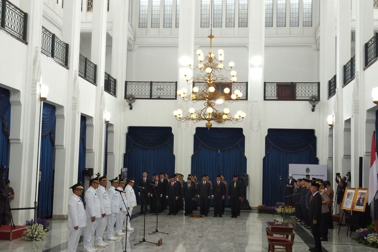 Pj Gubernur Jabar, Bey Machmudin melantik 6 Pj Wali Kota/Bupati di Gedung Sate, Kota Bandung, Rabu (20/9/2023).