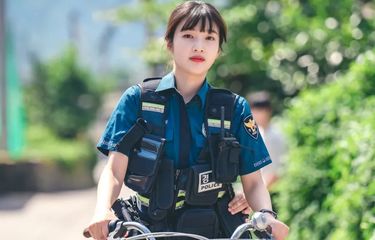 Joy Red Velvet berperan sebagai polisi bernama Ahn Ja Young dalam drama Unexpected Country Diary.