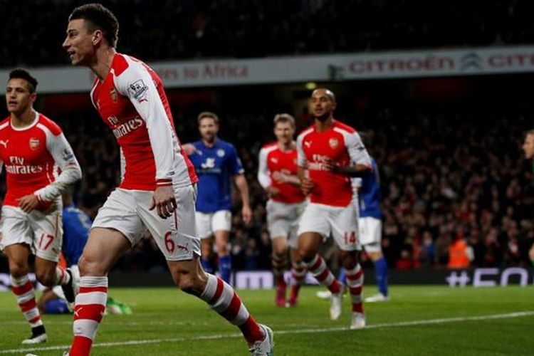 Bek Arsenal, Laurent Koscielny, merayakan golnya seusai membobol gawang Leicester City, pada pertandingan lanjutan Premier League, di Stadion Emirates, Selasa atau Rabu (11/2/2015) dini hari WIB. 